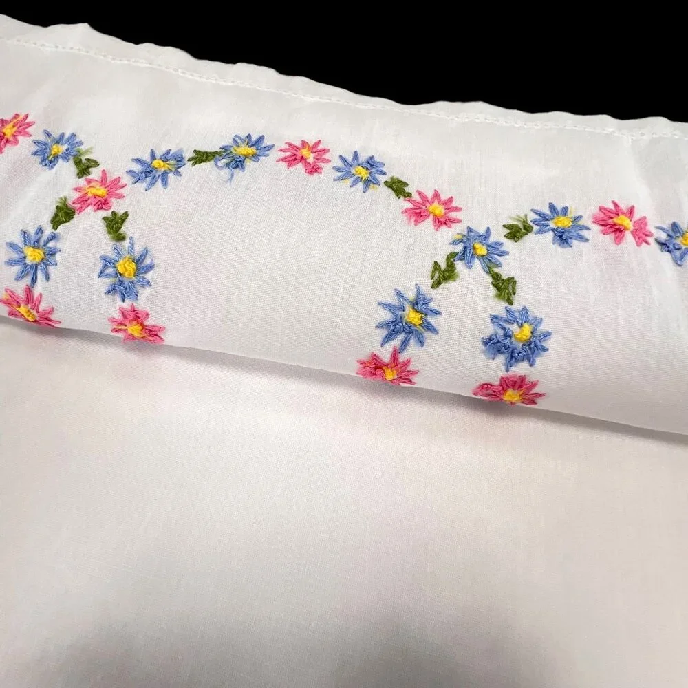 Vtg Handmade Embroidered Daisy Pillowcases Set of 2 Wreaths Pink Blue Circles